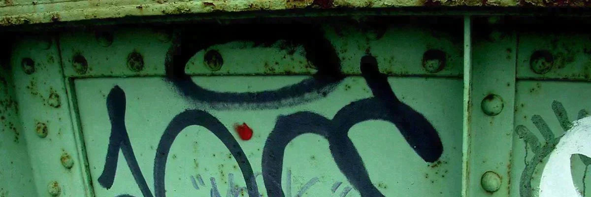 ¿Cómo eliminar grafitis del metal y revestimiento metálico? 