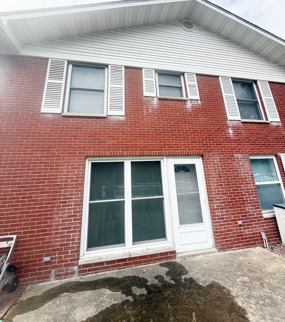How to Remove Titanium Dioxide Paint Stains From Brick & Masonry